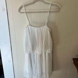 Elegant White Pleated Ropmer